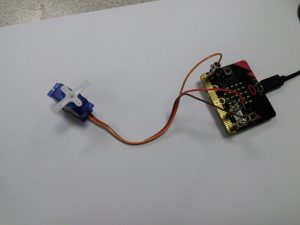 Microbit with servo connected using banana plugs